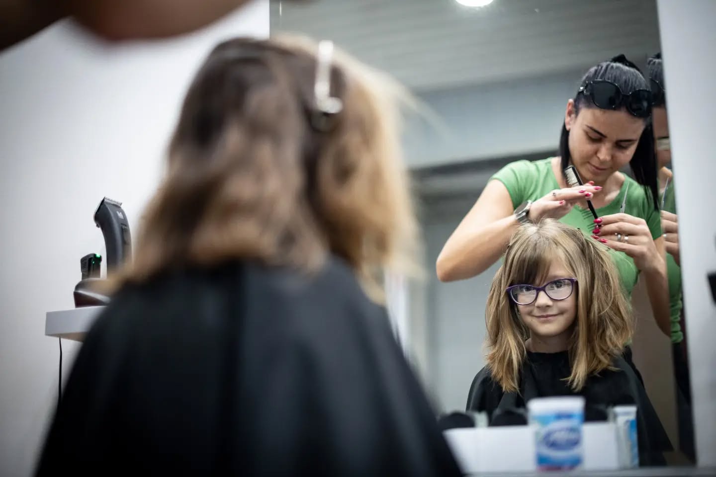 Frizerka salona NORMA šiša devojčicu ispred ogledala